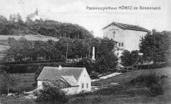 pohled na kopec s kostelem a divadlo pašijových her