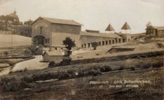 historické foto pašijového divadla, v pozadí kostel Panny Marie Bolestné