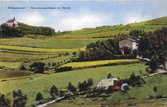 dobová pohlednice s motivem pašijového divadla a kaplí na Randlesbergu