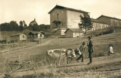 historické foto kostela (v pozadí vlevo)