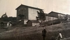 historické foto kostela (v pozadí vlevo)