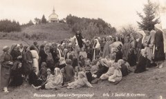 pašijové hry, scéna "Ježíš - přítel dětí", v pozadí kostel Panny Marie Bolestné