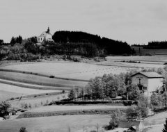 pohled na kopec s kostelem a divadlo pašijových her