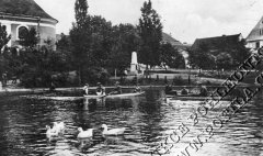 historické foto kostela (vlevo)