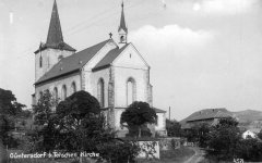 dobová pohlednice vsi s kostelem