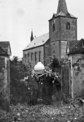 pohřeb u kostela