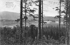 dobová pohlednice vsi s kostelem a kaplí