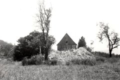 zbořený kostel (v pozadí kaple sv. Kříže)