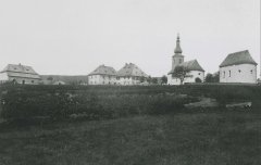 celkový pohled na ves s kostelem a kaplí