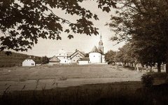 historické foto kostela (za kaplí)