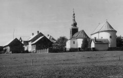 historické foto kostela (vlevo od kaple)