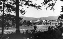 historické foto vsi s kostelem