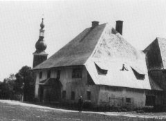historické foto kostela (věž v pozadí)