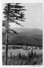 dobová pohlednice vsi s kostelem a kaplí