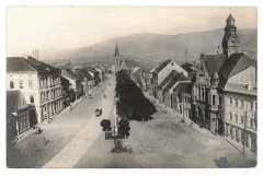 dobová pohlednice města s kostelem (v pozadí)