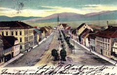 pohled ulicí ke kostelu