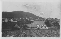 dobová pohlednice vsi s kostelem