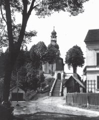 kostel s přístupovým schodištěm