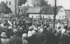 historické foto kostela (dolní část, v horní části snímku)