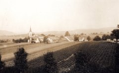 historické foto části vsi s kostelem