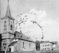 výřez snímku kostela z pohlednice