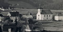 celkový pohled na ves s kostelem