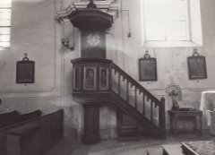 historické foto interiéru kostela (kazatelna)