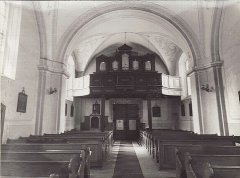 historické foto interiéru kostela (přední část)