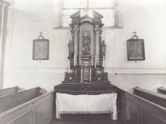 historické foto interiéru kostela (boční oltář)