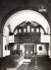 historické foto interiéru kostela (přední část)