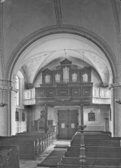 historické foto interiéru kostela (přední část)