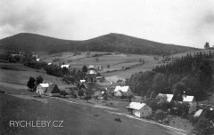 historické foto vsi s kaplí (vpravo dole)