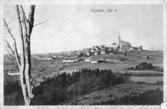 dobová pohlednice vsi s kostelem