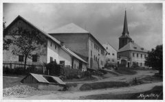 dobová pohlednice vsi s kostelem