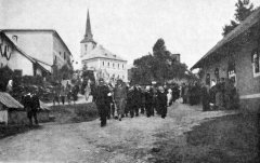 náves s kostelem