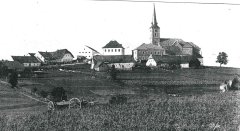 celkový pohled na ves s kostelem