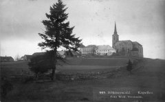 dobová pohlednice vsi s kostelem