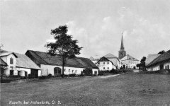 dobová pohlednice vsi s kostelem