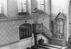 historické foto interiéru kostela - kazatelna