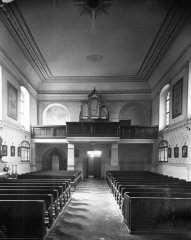 historické foto interiéru kostela - přední část