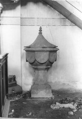 historické foto interiéru kostela - křtitelnice