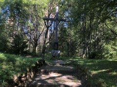 kříž na místě kostela