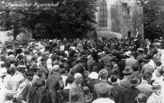 domovské slavnosti před kostelem