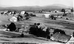 historické foto vsi s kostelem (vpravo)