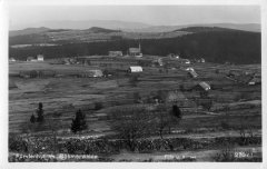 dobová pohlednice vsi s kostelem