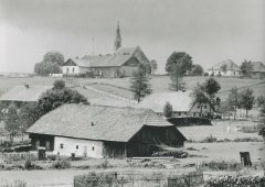 celkový pohled na ves s kostelem