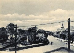historické foto kostela (v pozadí vpravo)