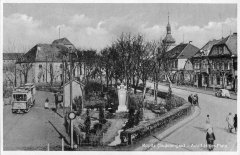 dobová pohlednice vsi s kostelem (vpravo v pozadí)