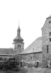 historické foto kostela (vpravo tvrz)