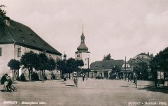 dobová pohlednice vsi s kostelem